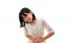 อาการปวดท้องในหญิงสาวที่มีหนอนเสียหาย